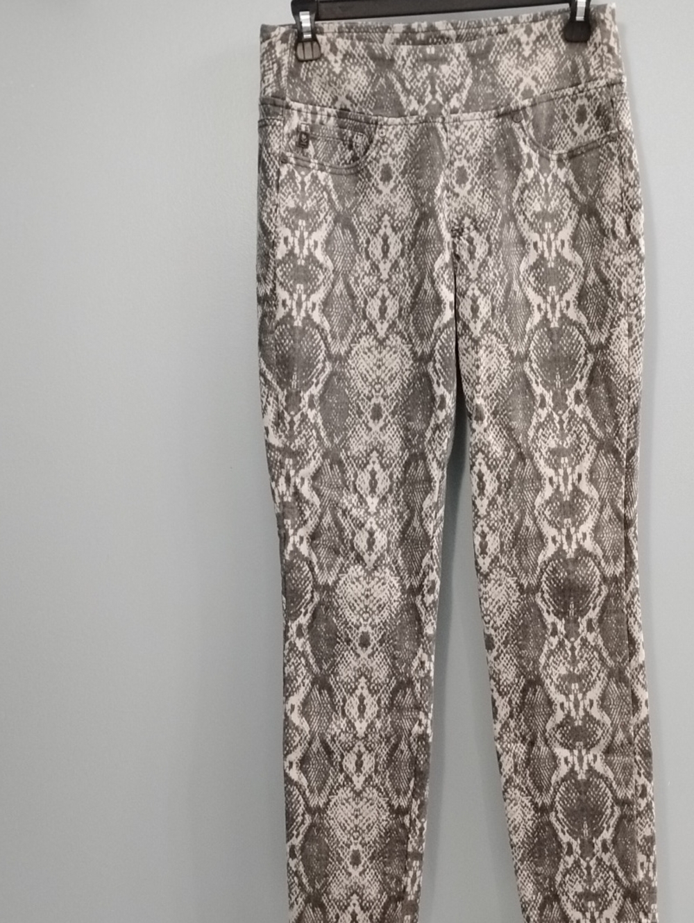 Belle by Kim Gravel Snake Print Jeggings in Gray and White